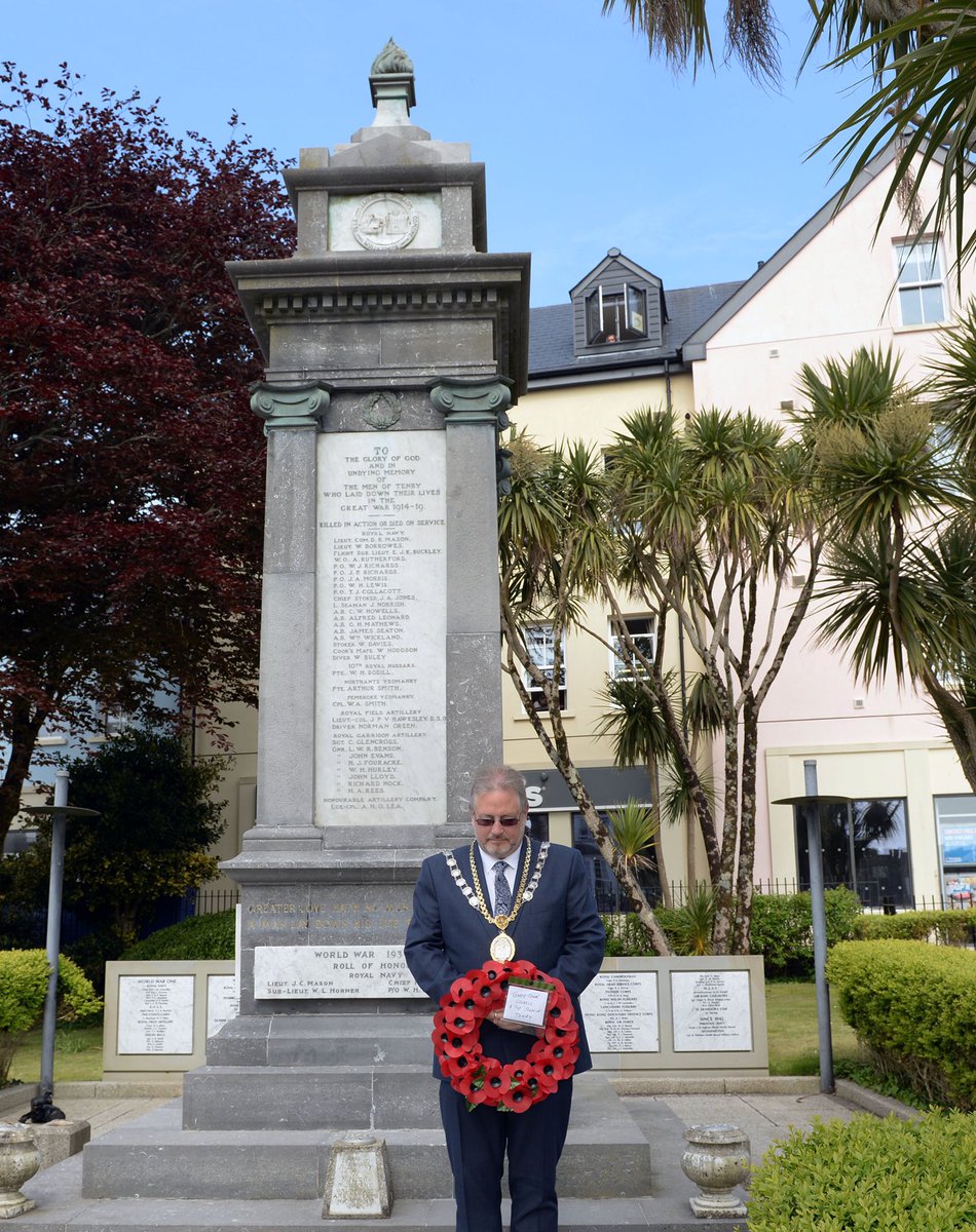 tenbyobserver's tweet image. VE DAY: Tenby remembers as Mayor Clr. Tony Brown lays a wreath at the town’s cenotaph to commemorate the 75th anniversary🇬🇧
Pics: @GDPTenby