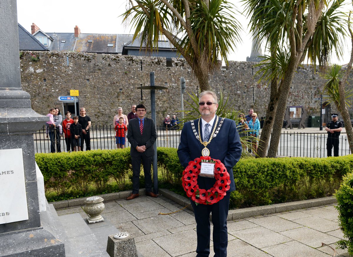 tenbyobserver's tweet image. VE DAY: Tenby remembers as Mayor Clr. Tony Brown lays a wreath at the town’s cenotaph to commemorate the 75th anniversary🇬🇧
Pics: @GDPTenby
