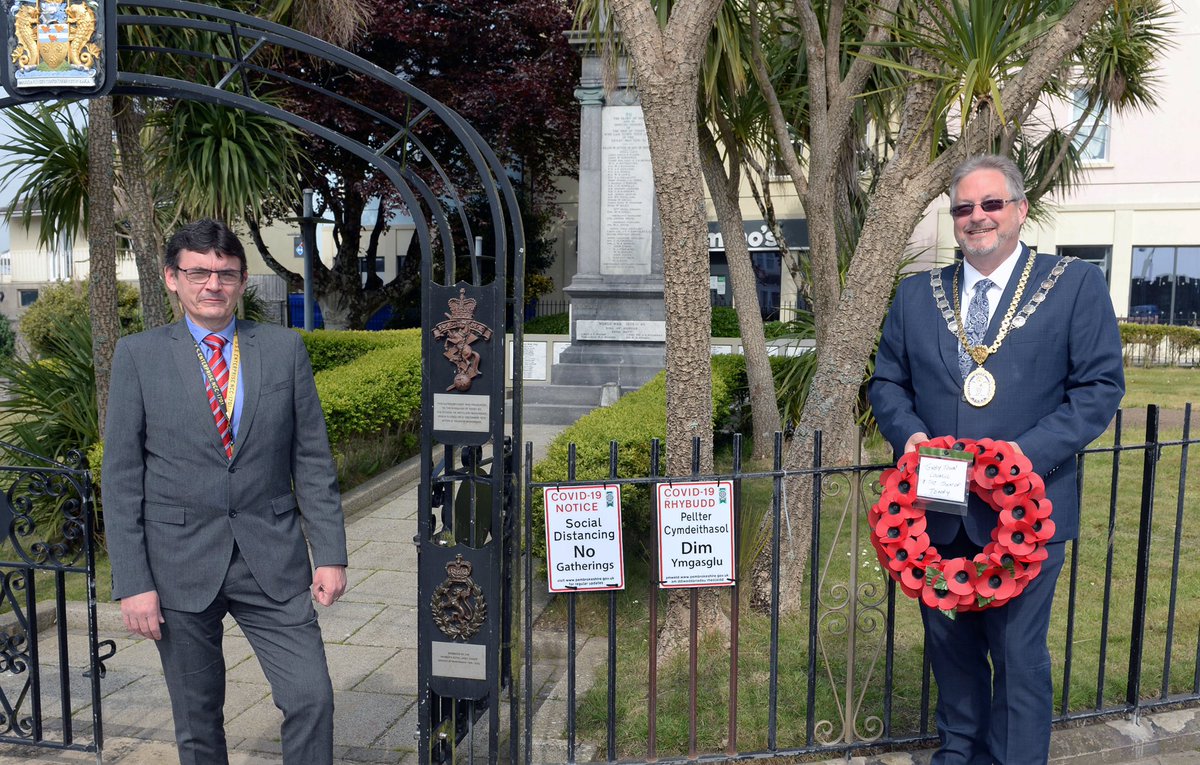 tenbyobserver's tweet image. VE DAY: Tenby remembers as Mayor Clr. Tony Brown lays a wreath at the town’s cenotaph to commemorate the 75th anniversary🇬🇧
Pics: @GDPTenby