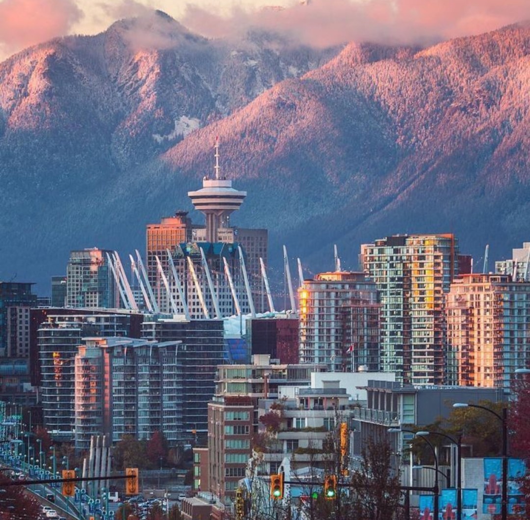 PalomaindiaG's tweet photo. Vancouver puede que sea la ciudad perfecta😍. Tiene enormes rascacielos🌆, montaña⛰️, playa🏖️ y una infinidad de parques preciosos🌳🌲 como los jardines Devonian o el parque Stanley. 
¿Qué dices @ClaracanadaG  nos   vamos a vivir allí 🇨🇦? 
#1GIATporelmundo #Canada #Vancouver 🇨🇦 https://t.co/KllUCdmwRZ