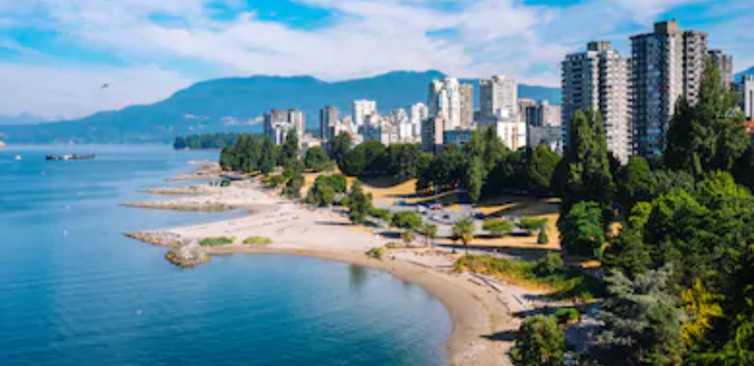 PalomaindiaG's tweet photo. Vancouver puede que sea la ciudad perfecta😍. Tiene enormes rascacielos🌆, montaña⛰️, playa🏖️ y una infinidad de parques preciosos🌳🌲 como los jardines Devonian o el parque Stanley. 
¿Qué dices @ClaracanadaG  nos   vamos a vivir allí 🇨🇦? 
#1GIATporelmundo #Canada #Vancouver 🇨🇦 https://t.co/KllUCdmwRZ