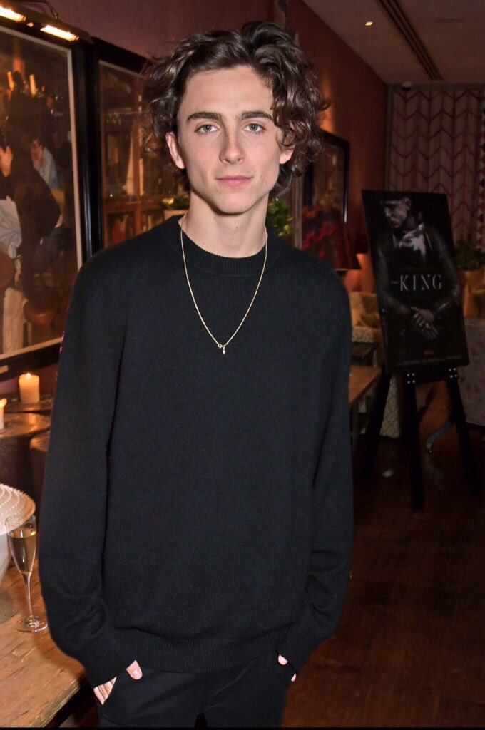 vantesuga_'s tweet photo. timothée chalamet in oversized sweaters rt if you agree https://t.co/FdoXVwC5Qe
