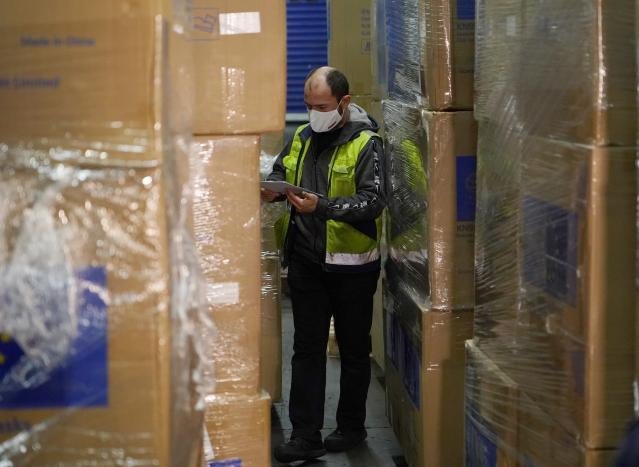 SKyriakidesEU's tweet image. Good news ▶️ delivery of 1.5 million FFP2 masks to 17 🇪🇺 MS &amp;amp; 🇬🇧 to support the lifesaving work of our frontline healthcare workers, financed by @EU_Commission w/ Emergency Support Instrument. #EUSolidarity in action. 
We are #StrongerTogether 👇
bit.ly/2WBCzk3