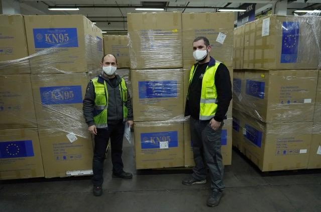 SKyriakidesEU's tweet image. Good news ▶️ delivery of 1.5 million FFP2 masks to 17 🇪🇺 MS &amp;amp; 🇬🇧 to support the lifesaving work of our frontline healthcare workers, financed by @EU_Commission w/ Emergency Support Instrument. #EUSolidarity in action. 
We are #StrongerTogether 👇
bit.ly/2WBCzk3
