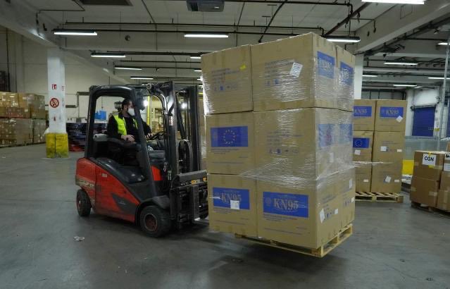 SKyriakidesEU's tweet image. Good news ▶️ delivery of 1.5 million FFP2 masks to 17 🇪🇺 MS &amp;amp; 🇬🇧 to support the lifesaving work of our frontline healthcare workers, financed by @EU_Commission w/ Emergency Support Instrument. #EUSolidarity in action. 
We are #StrongerTogether 👇
bit.ly/2WBCzk3