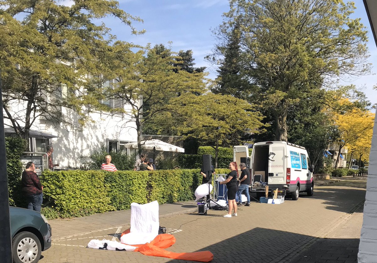 Dinxpertje's tweet photo. Het blijft leuk voor de bewoners! Ze verheugen zich er op, lekker meedoen #dinxperlo #coronatijd https://t.co/zSFCMQUdFh