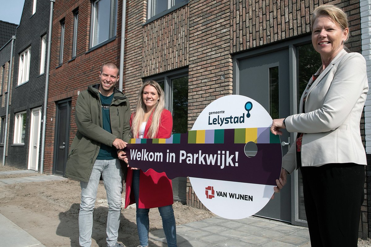 Eerste bewoners Parkwijk krijgen sleutel van hun nieuwe woning. Ook nieuwsgierig naar wonen in Lelystad? Geef uw woonwensen door en ontvangt als eerste passend nieuwbouwaanbod in uw mailbox. eepurl.com/gwvftz of kijk op woneninlelystad.nl