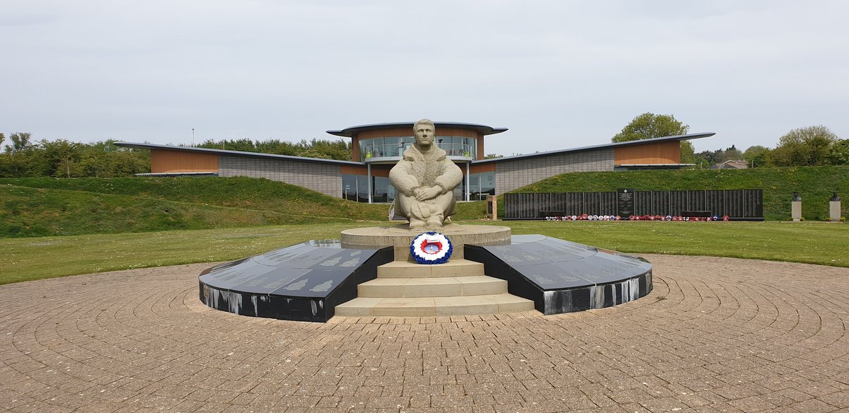 Gingerbear72's tweet photo. Wonderful to see @Memorial_theFew conduct a commemoration to VE day in the present difficult times. #LestWeForget https://t.co/hzuZ7VNaue