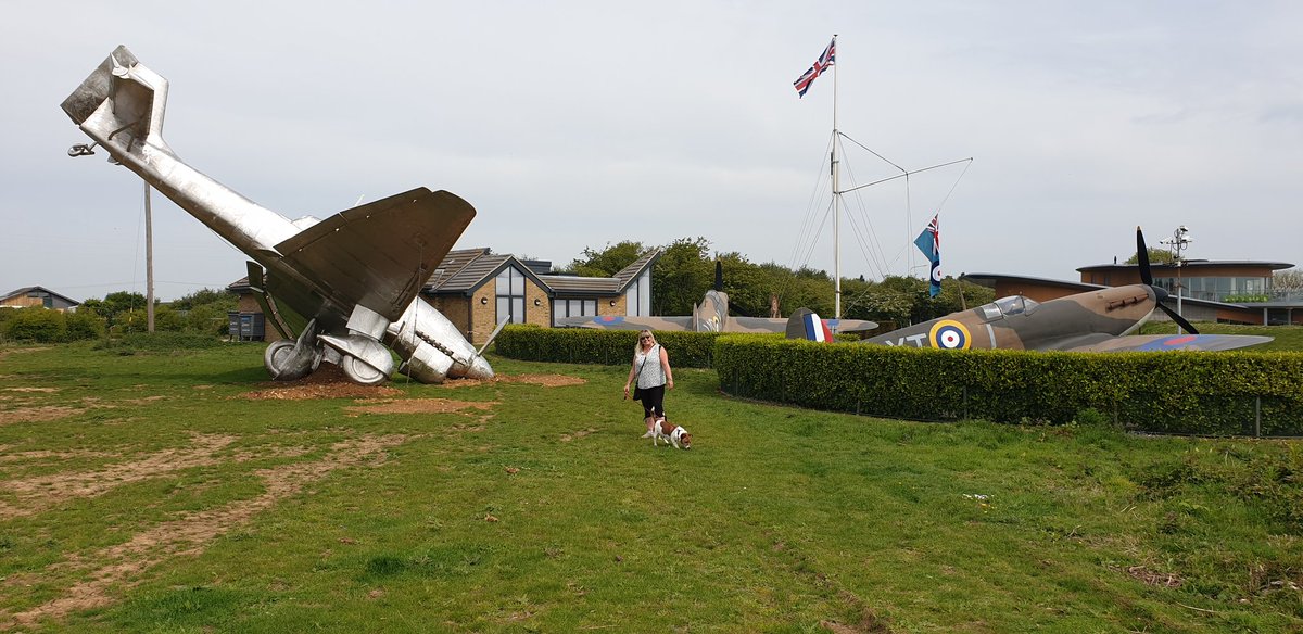 Gingerbear72's tweet photo. Wonderful to see @Memorial_theFew conduct a commemoration to VE day in the present difficult times. #LestWeForget https://t.co/hzuZ7VNaue