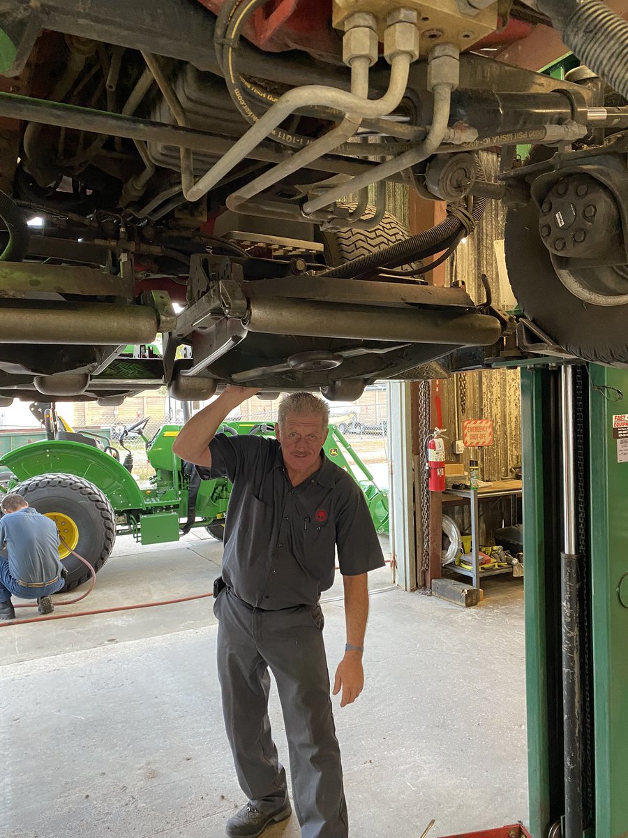 lovingturf's tweet photo. This guy right here is the backbone to my operation, I couldn’t do it without him. Monday he’s having his own operation and will be out for 2-3months. I’ll try to not have everything jacked up for him when he gets back! @FGCSA he’s the true #FloridaStrong #seconddad #makingmoves https://t.co/IOGbBd0szU