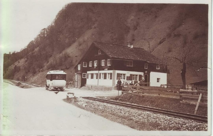 MuseenMontafon's tweet photo. Historischer #Verkehrsknotenpunkt - Das Muntafuner Hüsli - hier konnte man einst von der #Illwerke-Schmalspurbahn die von Schruns/Tschagguns nach #Partenen führte, auf den Bus (das Postauto) nach #Gargellen umsteigen...
#Mobilität #Bahnverlängerung #Montafon #ÖPNV https://t.co/9Gt3XGFIXr