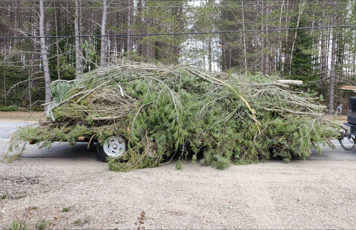 OPP_CR's tweet image. Spring cleaning...  this is not acceptable! #HvillOPP stopped this vehicle and trailer on Hwy 60. Look close you might see a yellow tie down strap. It&apos;s like trying to make one trip with all the groceries from the car to the house #taketwotrips #insecureload #notinOURtown ^do