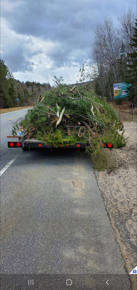 OPP_CR's tweet image. Spring cleaning...  this is not acceptable! #HvillOPP stopped this vehicle and trailer on Hwy 60. Look close you might see a yellow tie down strap. It&apos;s like trying to make one trip with all the groceries from the car to the house #taketwotrips #insecureload #notinOURtown ^do
