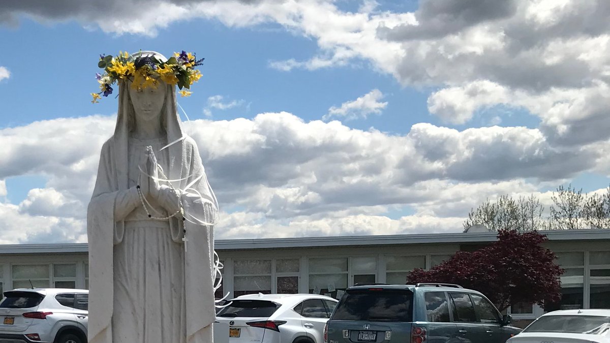 stjamescarmel's tweet photo. May Crowning - St. James faculty and staff gathered with Msgr. Marchitelli and all of our parish priest to sing, pray and give honor to our Blessed Mother.
@mauracr87811579 @fathertonym @MichaelDeegan10 @ArchNY_Schools @NY_Arch @Mary_JaneRS 

Video:  https://t.co/wUFYcMFSRA https://t.co/gQN4o3hp7X