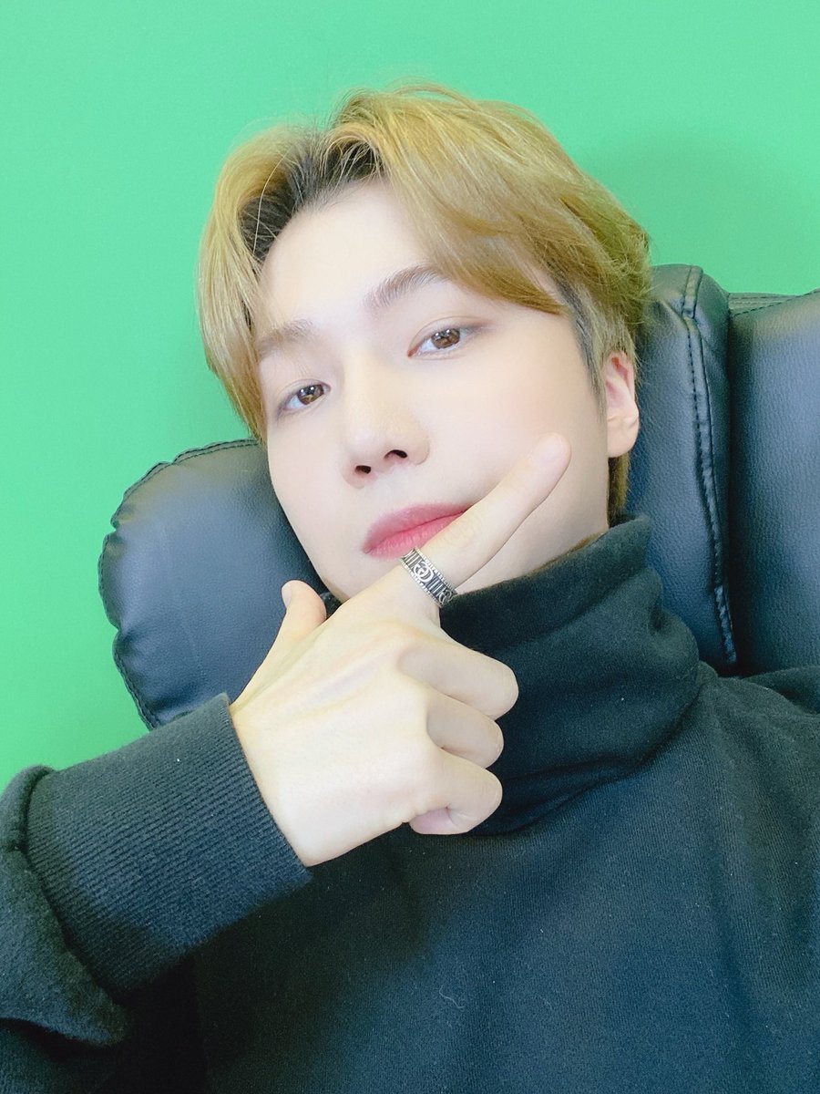 CUBE_PTG's tweet photo. [📸] 20200508 @ 유니버스가 보고픈 금요일

보고 있어도 보고 싶은 유니버스와 진호의 소중한 금요일, 모두 즐거우셨나요?😌
진호의 시간 속에 항상 함께하는 유니버스니까 걱정하고 슬퍼하지 말기!🤙 
우리 씩씩하고 건강한 모습으로 또 만나요❤️
#유니버스_사랑해

#펜타곤 #PENTAGON
#진호 #JINHO https://t.co/HQHbTSqfX4