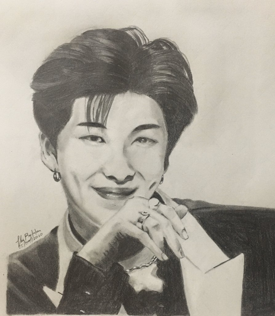Reference: #KimNamjoon                       

Materials: 
•Canson Sketch Pad(90gsm)
•Fiber Castell Pencils(F,H,2B,5B,8B and Soft Charcoal)
•Eraser
•Blending stump
•Cotton Buds
•Signo(White Ink)

#BTS #KimNajoon #Artwork #Drawing #Fanart #btsfanart 

(c) to the owner