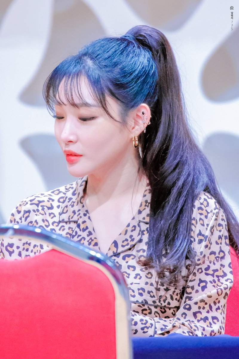 beyoursparkle_'s tweet photo. 190106 심석홀 팬사인회

#청하 #Chungha https://t.co/JRlBrMSOg3