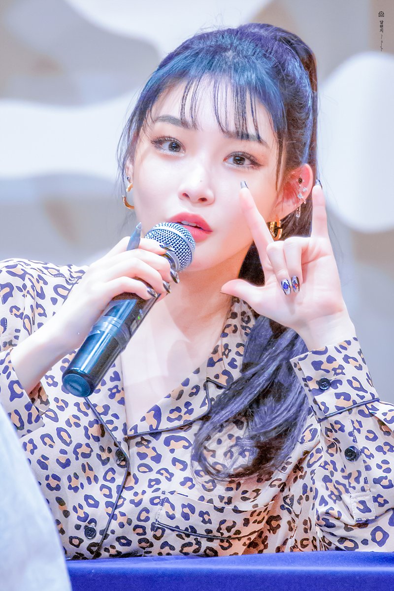 beyoursparkle_'s tweet photo. 190106 심석홀 팬사인회

#청하 #Chungha https://t.co/JRlBrMSOg3