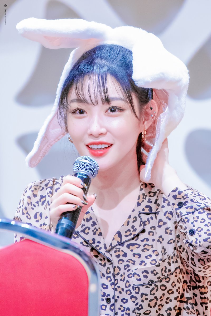 beyoursparkle_'s tweet photo. 190106 심석홀 팬사인회

#청하 #Chungha https://t.co/JRlBrMSOg3