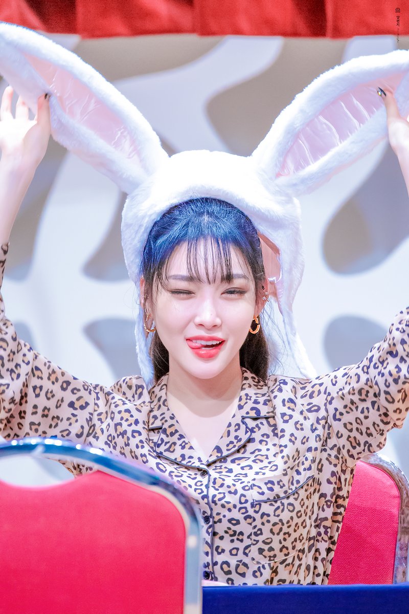 beyoursparkle_'s tweet photo. 190106 심석홀 팬사인회

#청하 #Chungha https://t.co/JRlBrMSOg3