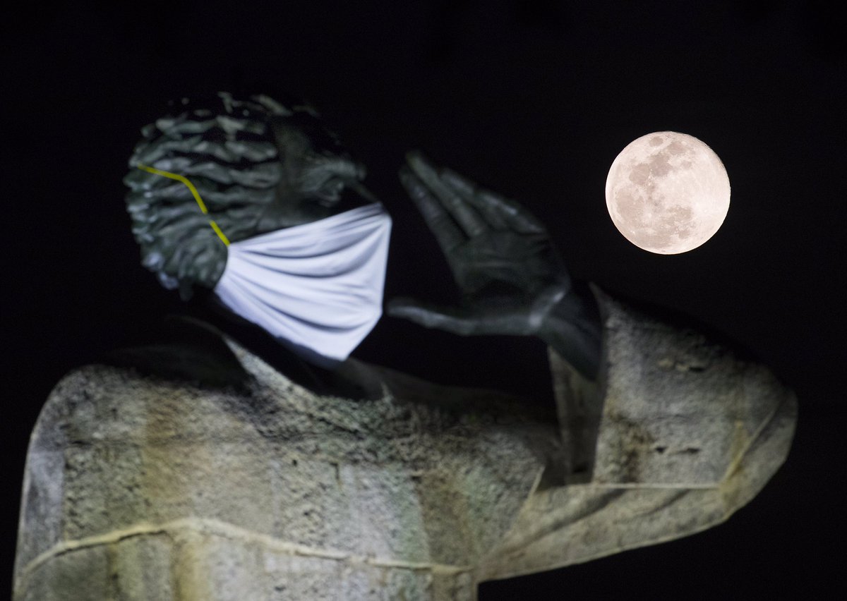 Barriaorlando's tweet photo. A full moon rises behind the statue of priest Antonio Montesino wearing a face mask in Santo Domingo, Dominican Republic, 07 May 2020. The full Moon of May, also known as Flower Moon, is the last of a series of four supermoons in 2020.
EPA-EFE/ORLANDO BARRIA https://t.co/Z7aWfaq29p