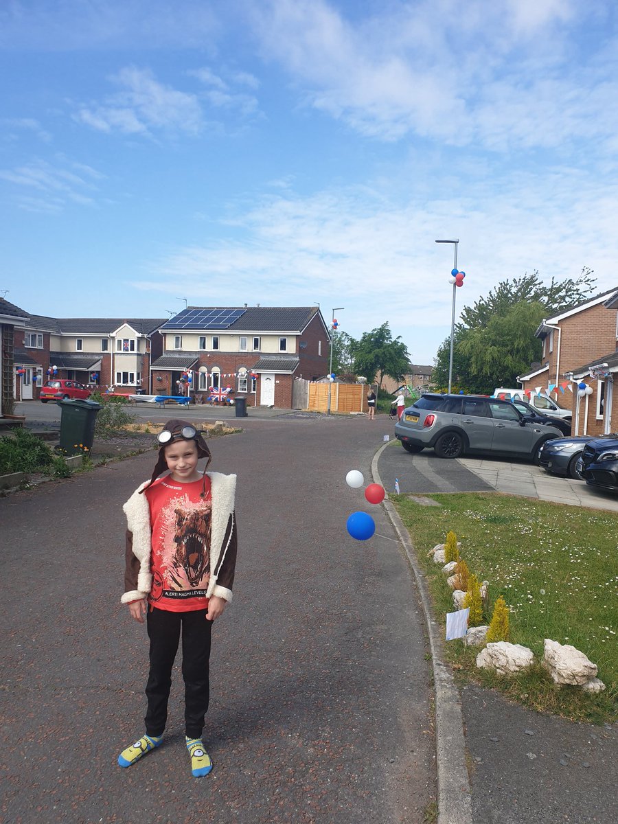 KerryMaude's tweet photo. @GrosvenorParkPr Tom's house and street all decorated ready for VE day celebrations with a street party social distancing style🇮🇸🇮🇸🇮🇸 https://t.co/sDdgnP8hSK