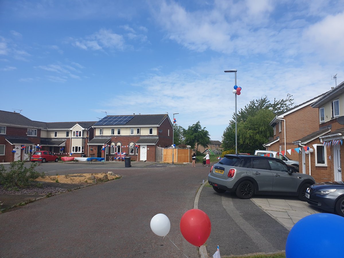 KerryMaude's tweet photo. @GrosvenorParkPr Tom's house and street all decorated ready for VE day celebrations with a street party social distancing style🇮🇸🇮🇸🇮🇸 https://t.co/sDdgnP8hSK