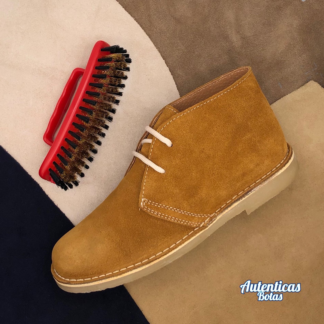 AutenticasBotas's tweet photo. La forma más sencilla de limpiar las Autenticasbotas de serraje en cualquier color es con un cepillo que tenga cerdas metálicas. Y las de napa seda se limpian con un poco de crema. Así de sencillo 😊
#autenticasbotas #iloveboots #botassafari #pisamierdas #desertboots #limpieza https://t.co/GOaJgwUdOy
