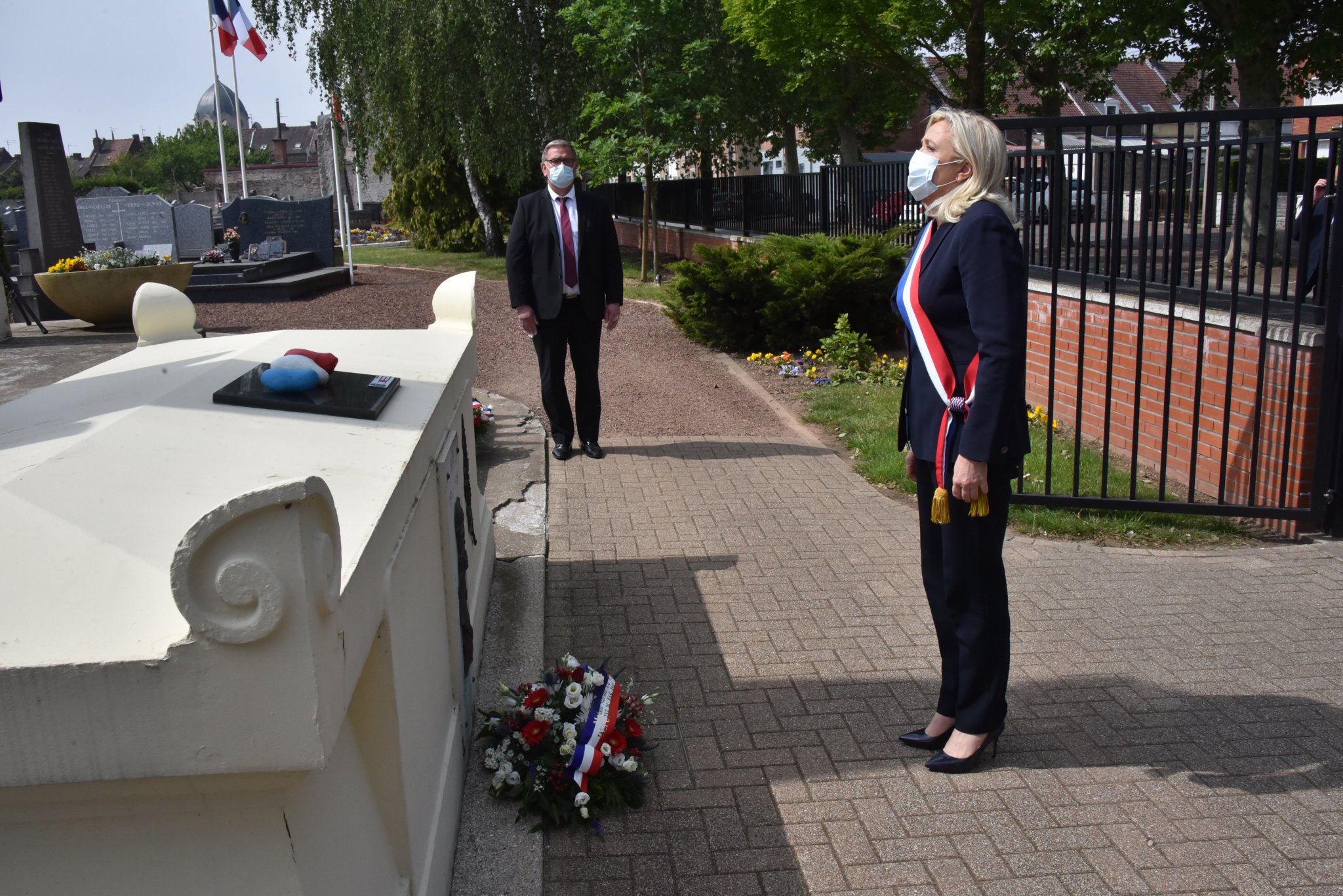 Marine Le Pen En Ce 8 Mai Jour Du 75eme Anniversaire De La Victoire Des Allies Face Au Nazisme Nous Rendons Hommage A Tous Ceux Qui Ont Combattu Pour La Paix Et Pour La Liberation De La France 8mai1945 Heninbeaumont T Co
