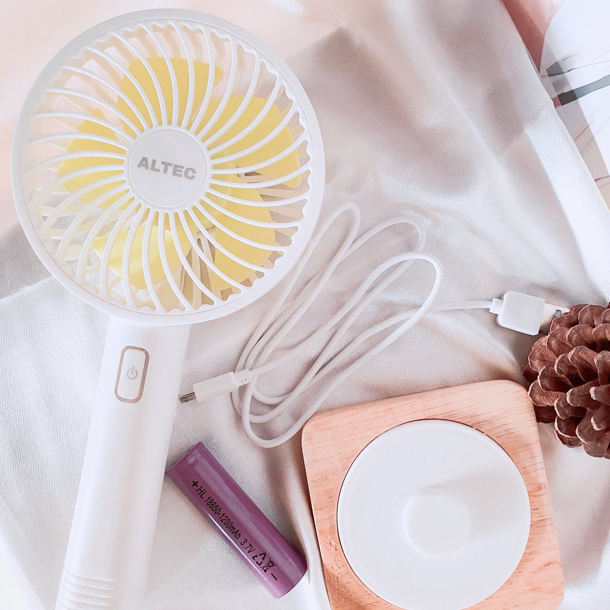 PrAeMaizZ's tweet image. พัดลมมือถือ #ALTEC ตัวนี้ดือมากก แค่ถือก็มินิมอลแล้ว✨ปรับได้3ระดับ ใส่ถ่านไว้พกเวลาออกไปนอกบ้านคืออากาศแบบนี้แค่พัดเอาไม่อยู่แล้วจ้า💦อันนี้มีฐานตั้ง+สายUSBให้ด้วย นี่ใช้เป่าหน้าช่วงทาสกินแคร์ช่วยให้ครีมซึมไวขึ้นด้วยจย้า💗#Topvalue #ไว้รีวิวห้ามขายของโว้ยยยย #ALTECxTopvalue