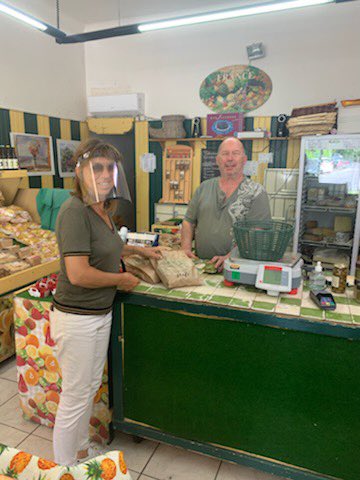 PerezVeronique1's tweet photo. Avec mes collègues ce matin, la distribution de visières continue, quartiers Cévennes ,Malbosc,la Paillade. Merci au commerçants de permettre aux Montpelliérains d’acheter des produits frais @Saurel_P @RAMEAUCHANTAL @AbdiElkandoussi @RuptureTech https://t.co/urvs3pqvjD