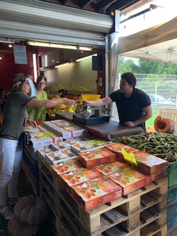 PerezVeronique1's tweet photo. Avec mes collègues ce matin, la distribution de visières continue, quartiers Cévennes ,Malbosc,la Paillade. Merci au commerçants de permettre aux Montpelliérains d’acheter des produits frais @Saurel_P @RAMEAUCHANTAL @AbdiElkandoussi @RuptureTech https://t.co/urvs3pqvjD