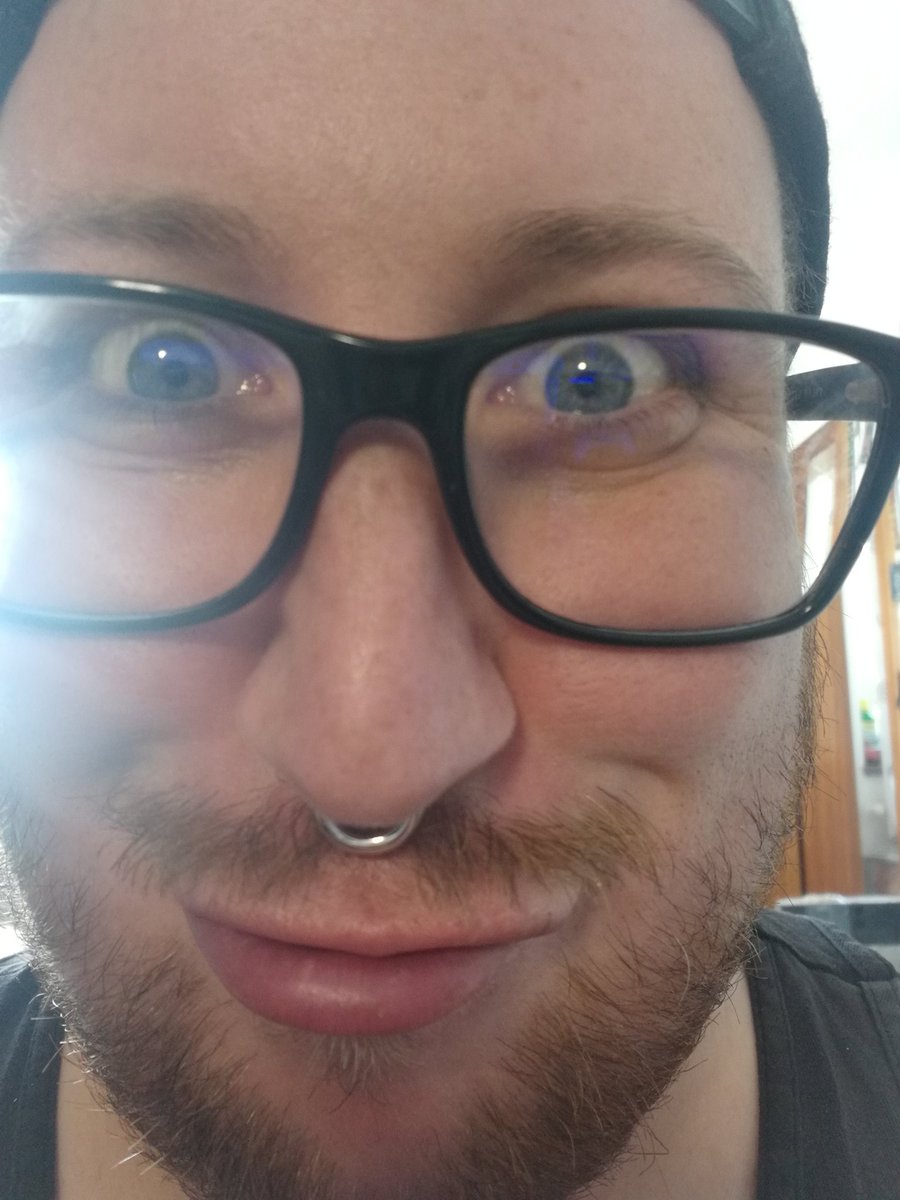 QuastenHubert's tweet photo. Ein schönen Start ins Wochenende. 😎 ab 14 Uhr bin ich wieder live auf Twitch 🤓🤓.  Heute geht es nach Mittelerde.
#twitch #StayAtHome #streamer #brille #streammitgewicht #HERRDERRINGE #moinmoin #zocken #süßerboy #metal #bart #fettboy #joinmydiscord #grinden #farmen #MMORPG https://t.co/pqezmoUTWw