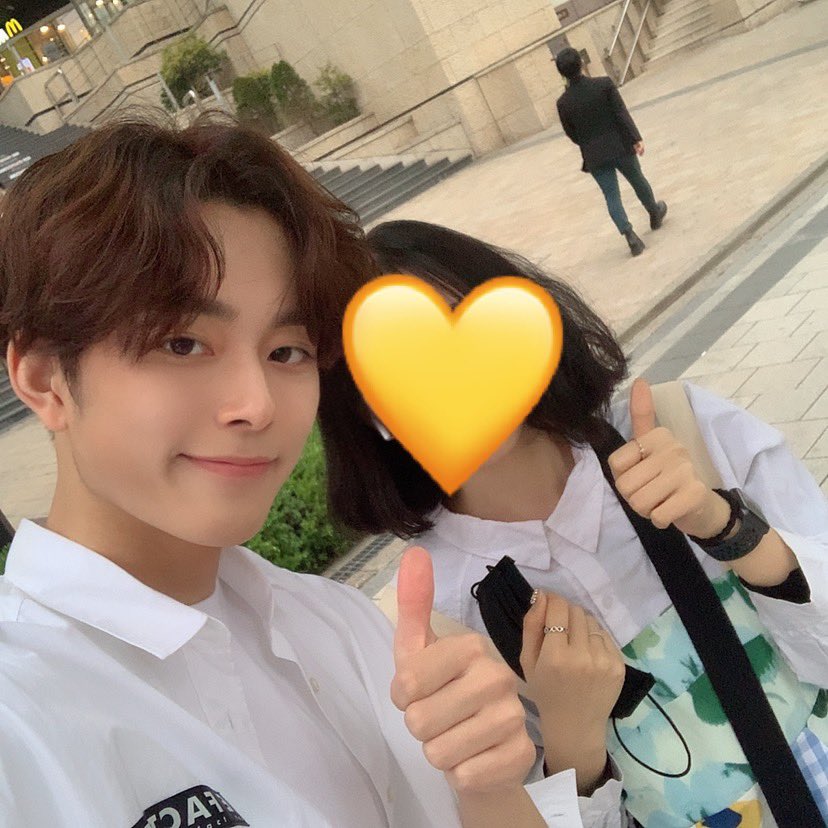 실은 오늘 퇴근길에 업무 조지게 하고 힘들어서 터덜터덜 걷고 있는데 길에서 선호 봤어.....올해 운 다썼다 진짜....