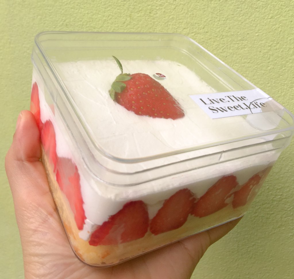 สั่ง strawberry cake box จากร้าน Live.The Sweet .Life มากินอร่อยมากกครีมอร่อยสตอเบอร์รี่สดมากหอมด้วย ราคา 199 บาทเองแม่ค้าน่ารักมากๆ ดีมากไม่หักเลยยย IG : Live.The Sweet .Life❤️🍓 #อร่อยบอกต่อ #อร่อยไปเเดก