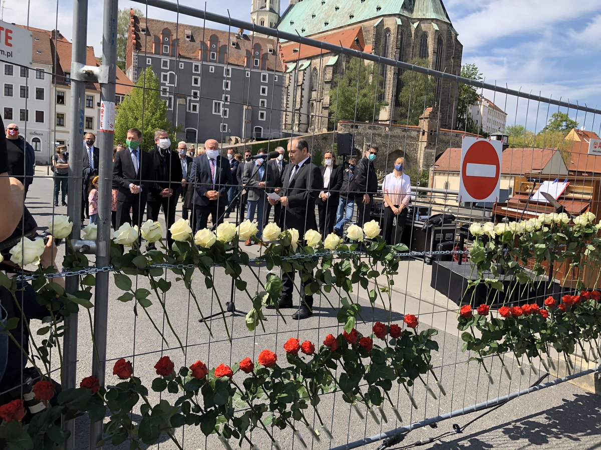 BartekSen's tweet photo. Uroczystości nowych czasów. 75. rocznica zakończenia II WŚ w Zgorzelcu i Görlitz. Po obu stronach premier Saksonii @MPKretschmer, marszałek Dolnego Śląska @PrzybylskiCez, starostwie i burmistrzowie. Między nimi płot i wymowny ⛔️ https://t.co/5JwwGIwYIJ