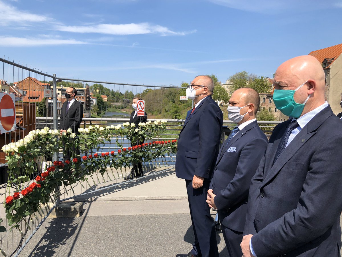 Uroczystości nowych czasów. 75. rocznica zakończenia II WŚ w Zgorzelcu i Görlitz. Po obu stronach premier Saksonii <a href="/MPKretschmer/">Michael Kretschmer</a>, marszałek Dolnego Śląska <a href="/PrzybylskiCez/">Cezary Przybylski</a>, starostwie i burmistrzowie. Między nimi płot i wymowny ⛔️