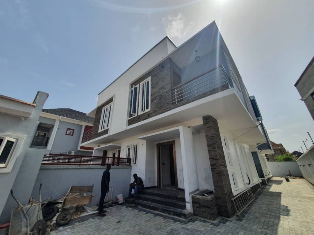 TShobiyi's tweet photo. _*URGENT SALE (@AKORA VILLA OFF ADENIYI JONES, IKEJA LAGOS.*_

_LUXURIOUS WELL BUILT FOUR (4) BEDROOM SEMI DETACHED DUPLEX WITH B/Q

_Well maintained fully fitted, four (4) bedroom, two (2) living room, store, fully fitted kitchen .

_*PRICE : #95million asking*_

_*📞09026494990 https://t.co/Y0zXLhciUZ