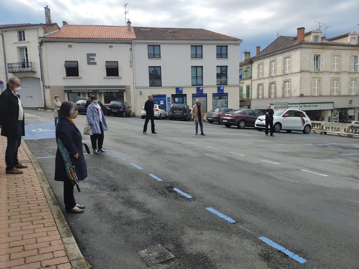 nicolaplaton's tweet photo. #Riberac En respectant les consignes, nous nous sommes retrouvés ce matin pour commémorer la fin de la #secondeguerre  qui a coûté la vie à des millions de personnes. Nous rendons un hommage particulier aujourd’hui à Marie Louise Mandin, #résistante #ribéracoise oubliée de tous. https://t.co/WGeoQHL5lB