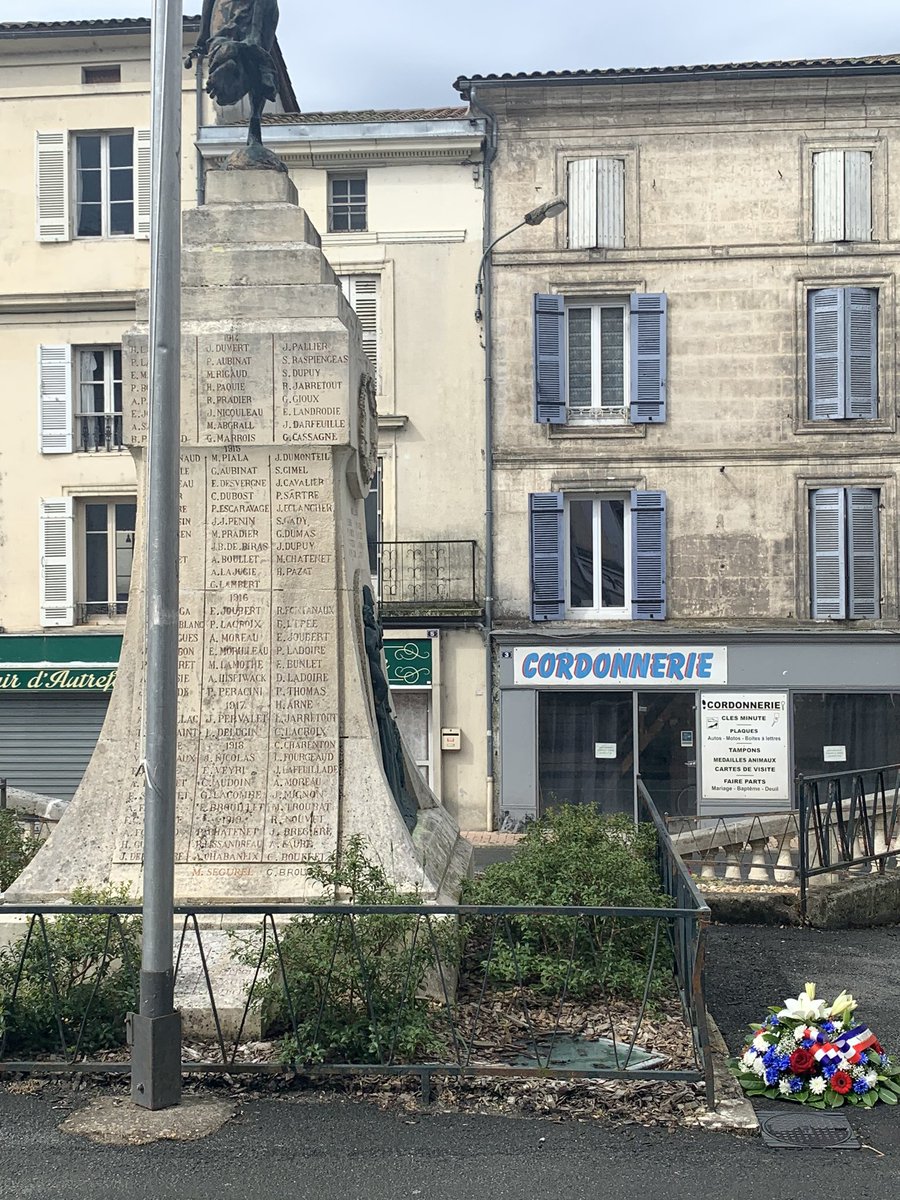 nicolaplaton's tweet photo. #Riberac En respectant les consignes, nous nous sommes retrouvés ce matin pour commémorer la fin de la #secondeguerre  qui a coûté la vie à des millions de personnes. Nous rendons un hommage particulier aujourd’hui à Marie Louise Mandin, #résistante #ribéracoise oubliée de tous. https://t.co/WGeoQHL5lB