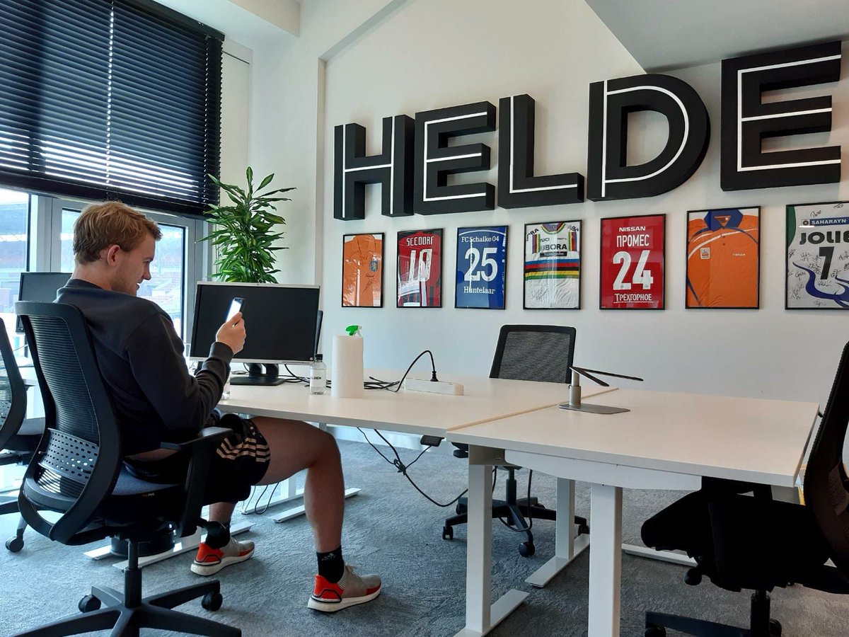 helden_media's tweet photo. Een kijkje in de week van #Helden 👀

📱 Een online Q&amp;A vanuit ons kantoor met Matthijs de Ligt
🎬 Opnames voor een videocolumn met @peterheerschop 
🚲 Livegang van de @Gazelle_NL campagne die we mochten ontwikkelen
📖 Een speciale digitale Helden in teken van #75jaarVrijheid https://t.co/r6oYSErXv2
