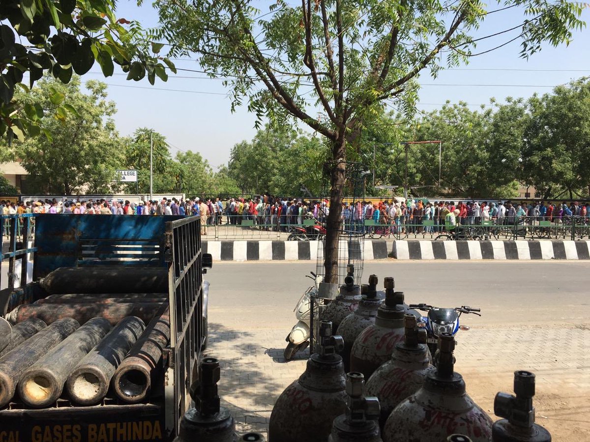 xhubham's tweet photo. This is how social distancing is done exactly! Line outside DAV Bathinda.

@BathindaDpro
@MSBADAL
@capt_amarinder
@CMOPb
@PMOIndia
@ABPNews 
@DainikBhaskar 
@htTweets 
#Covid_19 https://t.co/9NLxdlxWf4