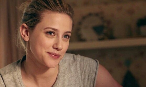 _HeyThereJuliet's tweet photo. RT if you love #bughead ❤ https://t.co/LtYbqoQJTA