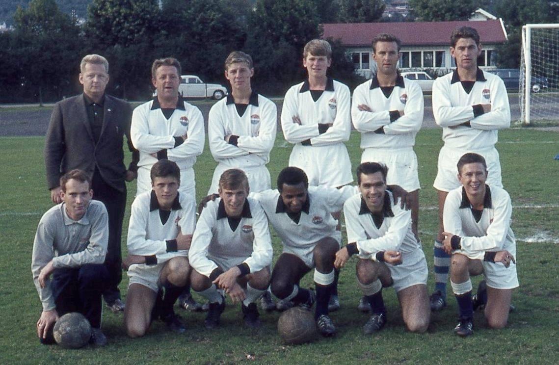 Antonio Delgado fra Kapp Verde var den første mørkhudede spilleren i norsk toppfotball. Han debuterte for oss i 1967 og fikk tilnavnet Strømsgodsets Eusebio. I dag kom han innom oss  for å kjøpe stein på Folkeveggen.💙
#JegErMed