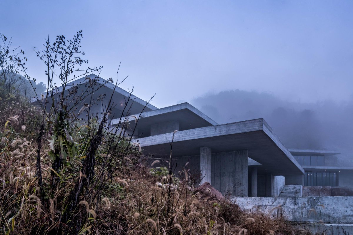 WACommunity's tweet photo. Gad· Lineplus Studio completes tea house with large terraced concrete roofs on the hills of Jiande, China: https://t.co/Kc0TDTAOVI #china #architecture https://t.co/WzC0m1wKIe