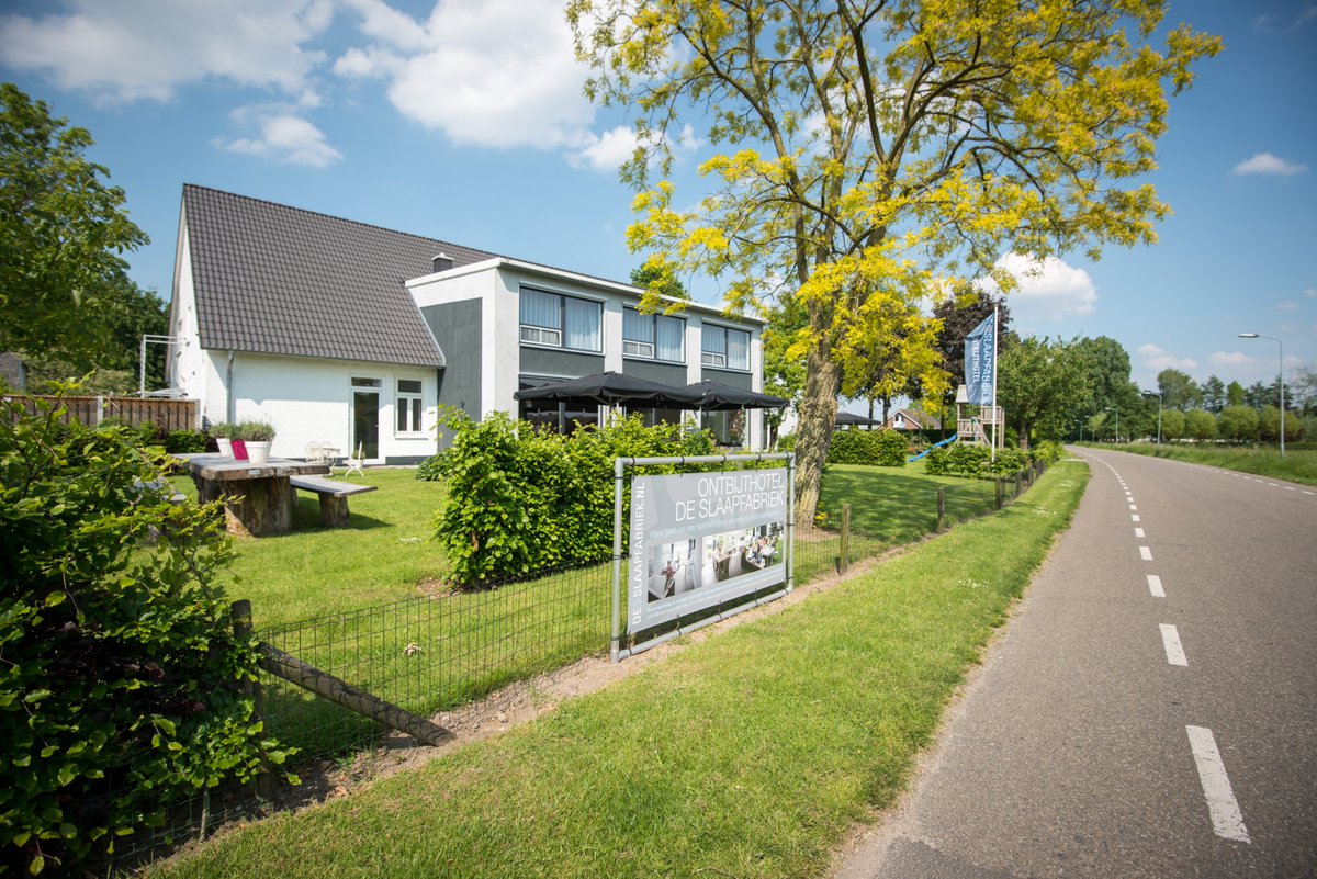 Heerlijk en veilig op vakantie, geniet van onze ruimte en rust. Met de veluwe op fietsafstand is dit de ideale en veilige vakantiebestemming van Nederland. Rust en ruimte om je heen bij een kleinschalig en 4* ontbijthotel De Slaapfabriek. Al Jarenlang top!
deslaapfabriek.nl