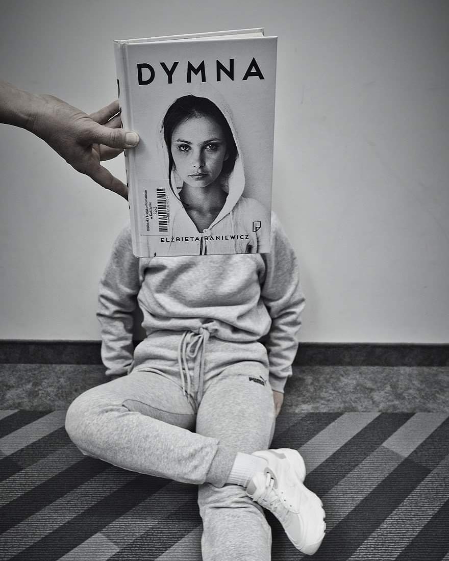 Z okazji Dnia Bibliotekarza mamy dla Was prezent w postaci "Sleeveface", czyli akcji "ubierania się" w książkę. W sesji zdjęciowej 📸 wzięli udział pracownicy naszej biblioteki 📙📚📖📓 #2