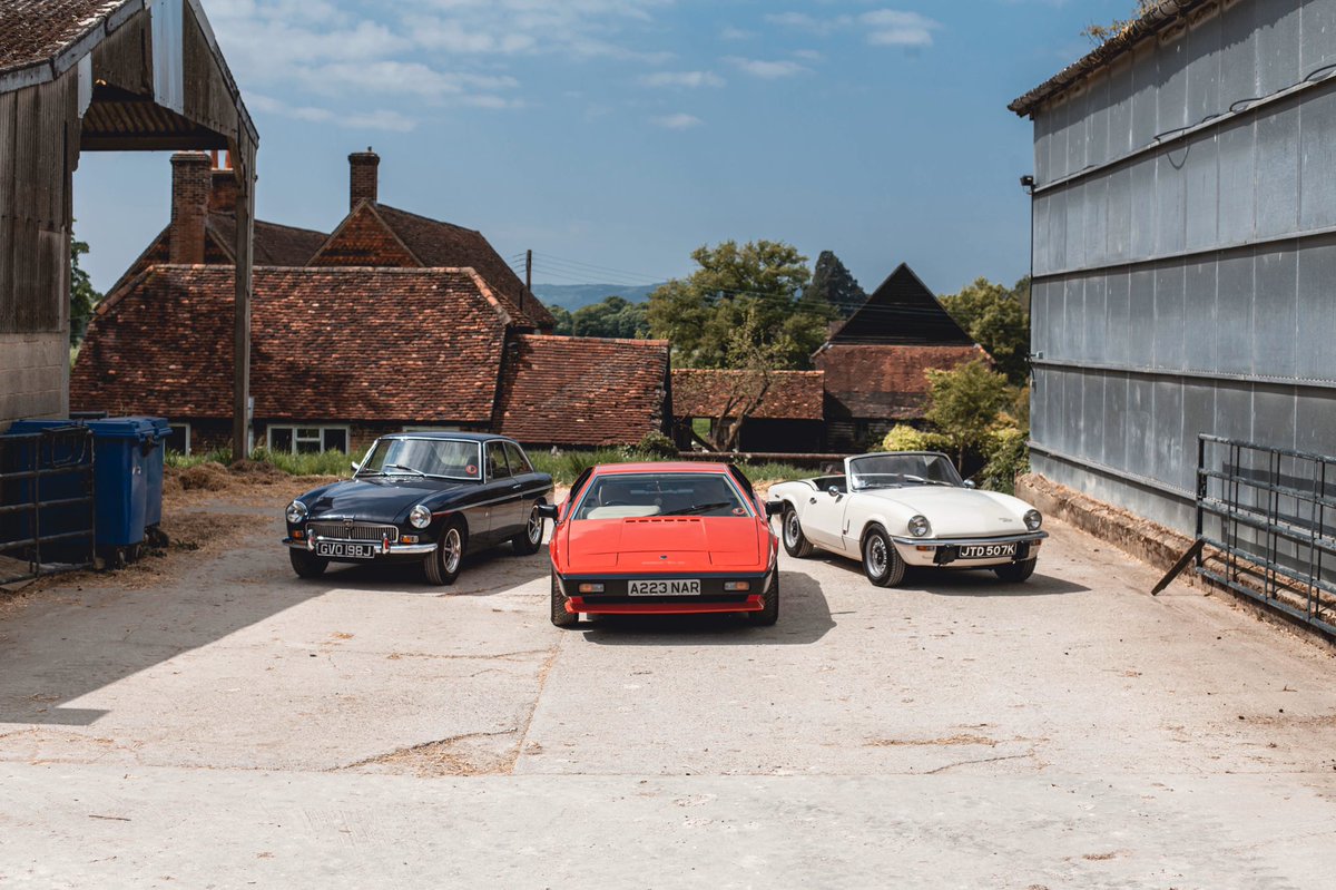 RNGClassics's tweet photo. V for VICTORY 🇬🇧✌🏼
.
.
.
📸 @carscenelondon @rngclassics 
#ve #veday #british #redwhiteandblue #classics #vintage #classicdriver #classiccars #classiccarsdaily #supercar #70s #80s #tribute #lotus #lotusdriversclub #triumph #spitfire #mg #mgownersclub https://t.co/bNTtoolSzW