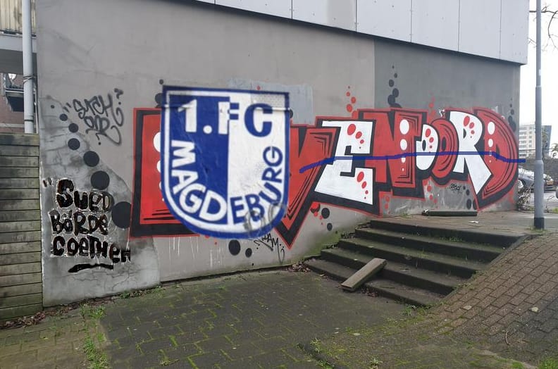 block_u's tweet photo. Das von der Clubführung verordnete Leitbild für künstlerisches Schaffen im Rahmen des Europapokals wurde durch die Anhänger des @1_FCM ordnungsgemäß umgesetzt. Die Clubleitung zeigt sich zufrieden und läutet mit einem dreifachen „Sport frei!“ die heiße Phase am Bierstand ein. https://t.co/sPyQUZMT7A