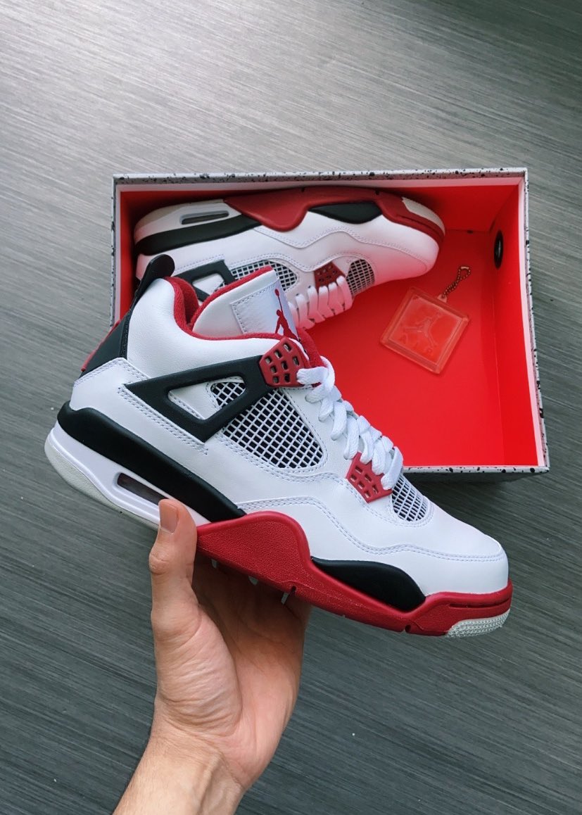 FitThemAll's tweet photo. La Jordan 4 fire red devrait faire son grand retour le 27 novembre 2020 en full family size ! Du monde chaud pour ce classic ?? https://t.co/yjXJZPnK70